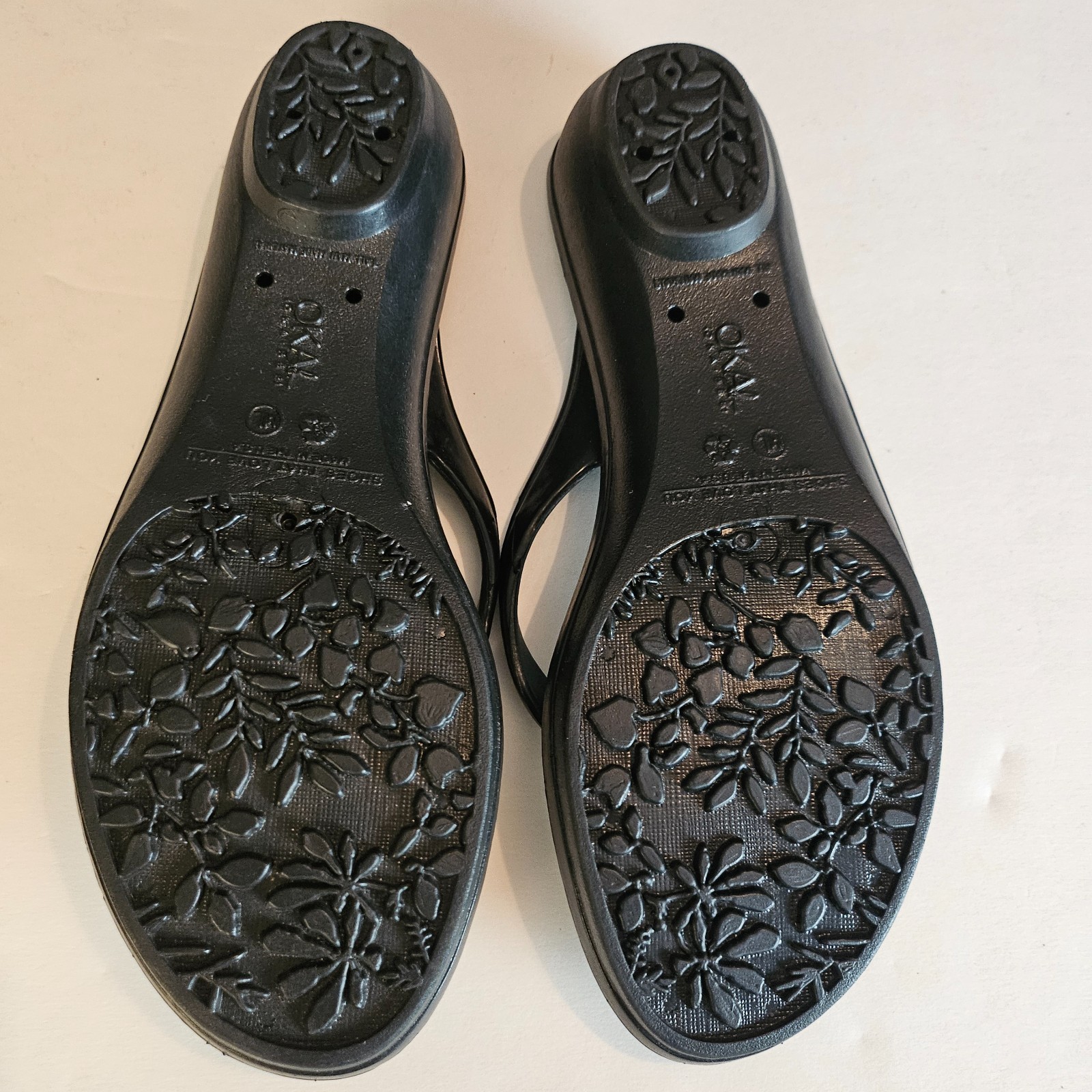 Oka B Womens heeled Black Flip Flop Sandals Size Medium Large with Large Gem