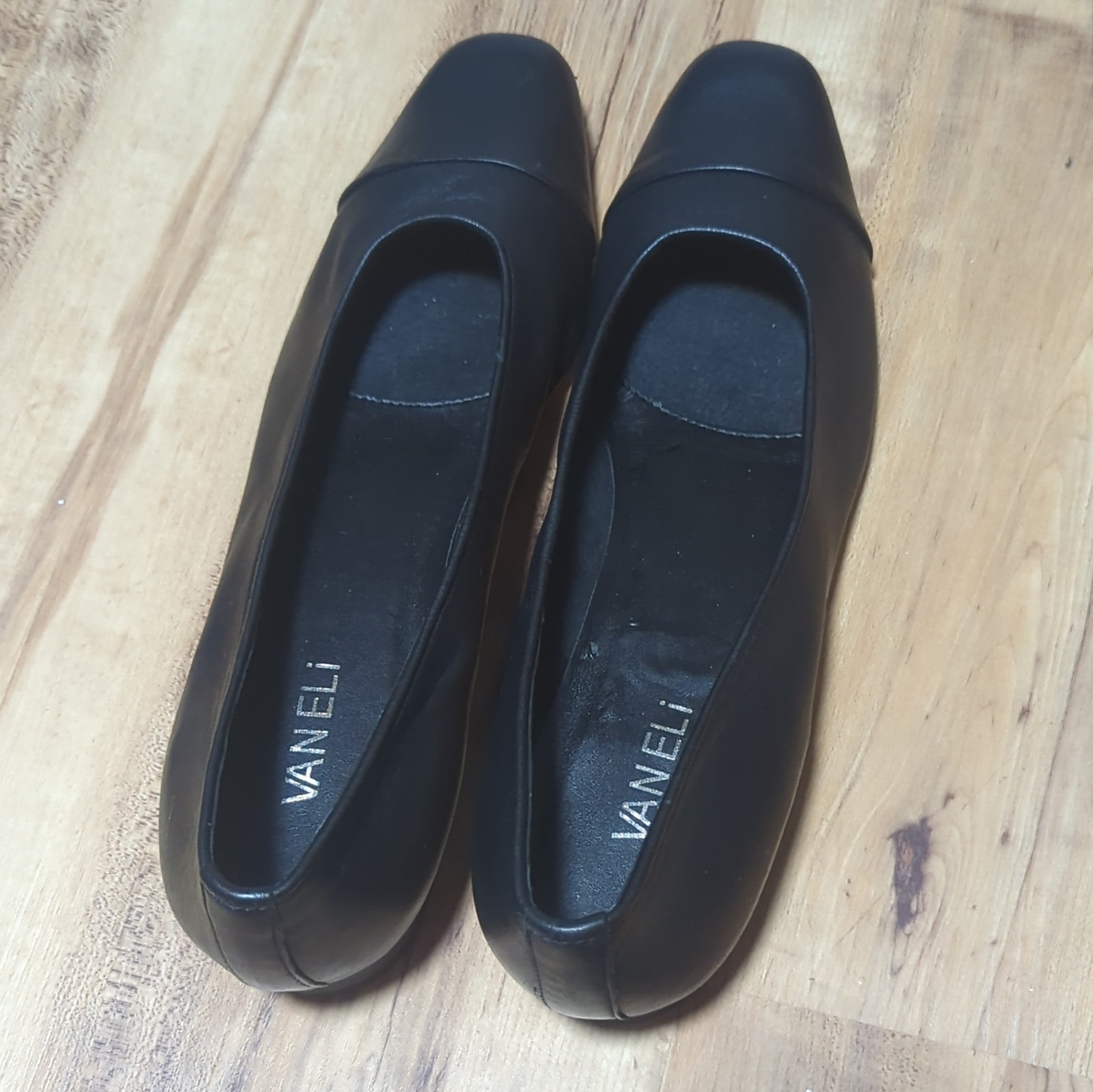 Vaneli Women’s Black Leather Flat Slip On Cap Toe Square Toe US 9.5