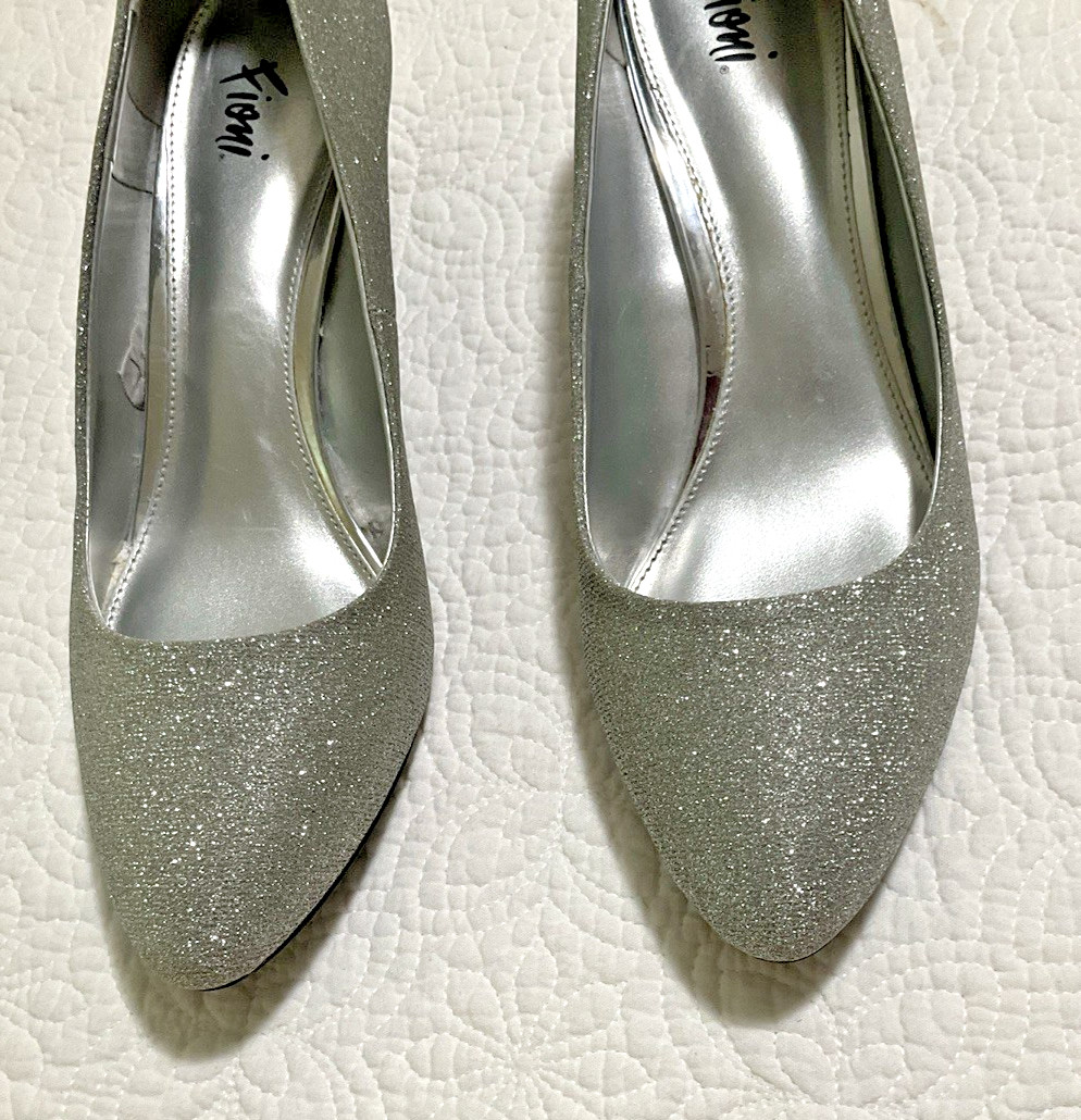 Fioni Women’s Sz 8.5M Silver Glitter Pointed Toe Slip-On Kitten Heel Pumps