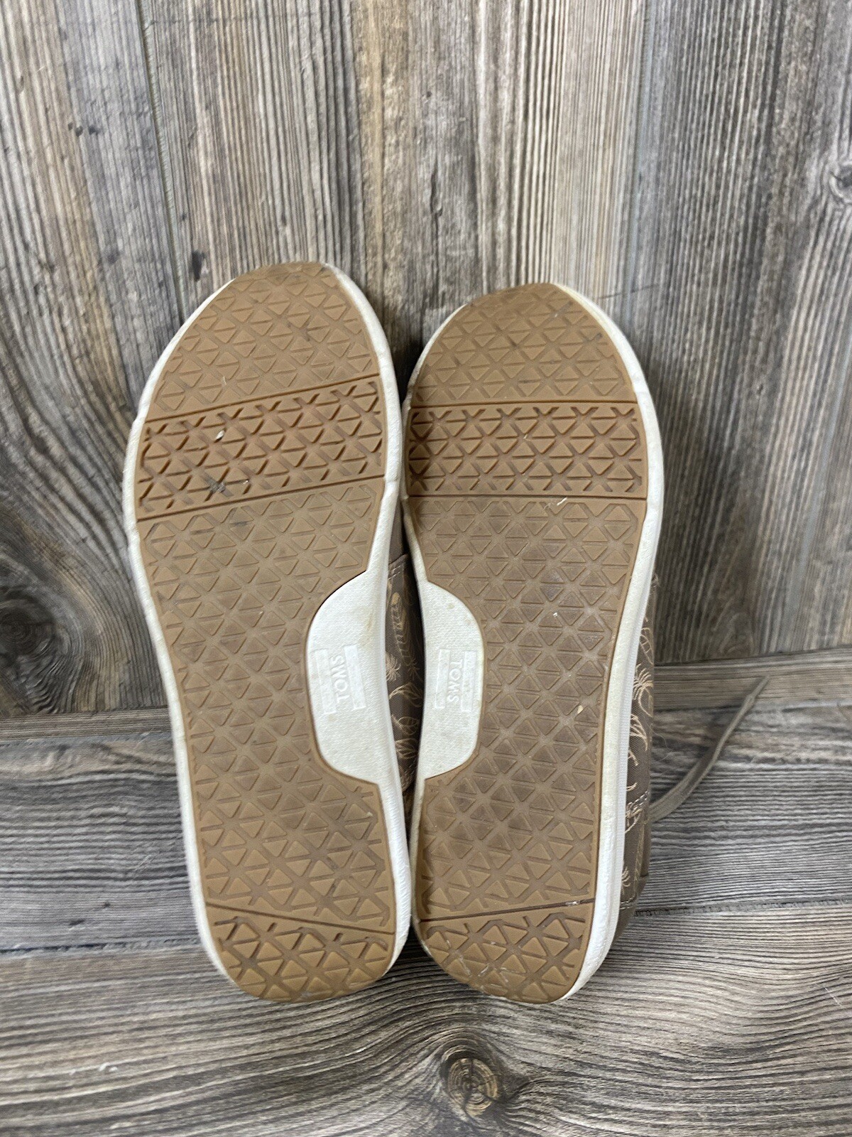 Toms | Del Rey | Casual Walking Sneaker | Golden Leaf Pattern | Women’s Size 8