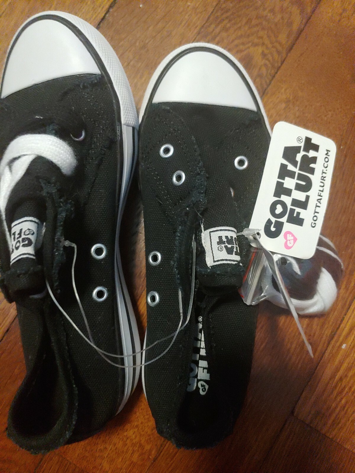 Gotta Flurt Womens black & White Canvas Low Top Sneakers Shoes – size 1