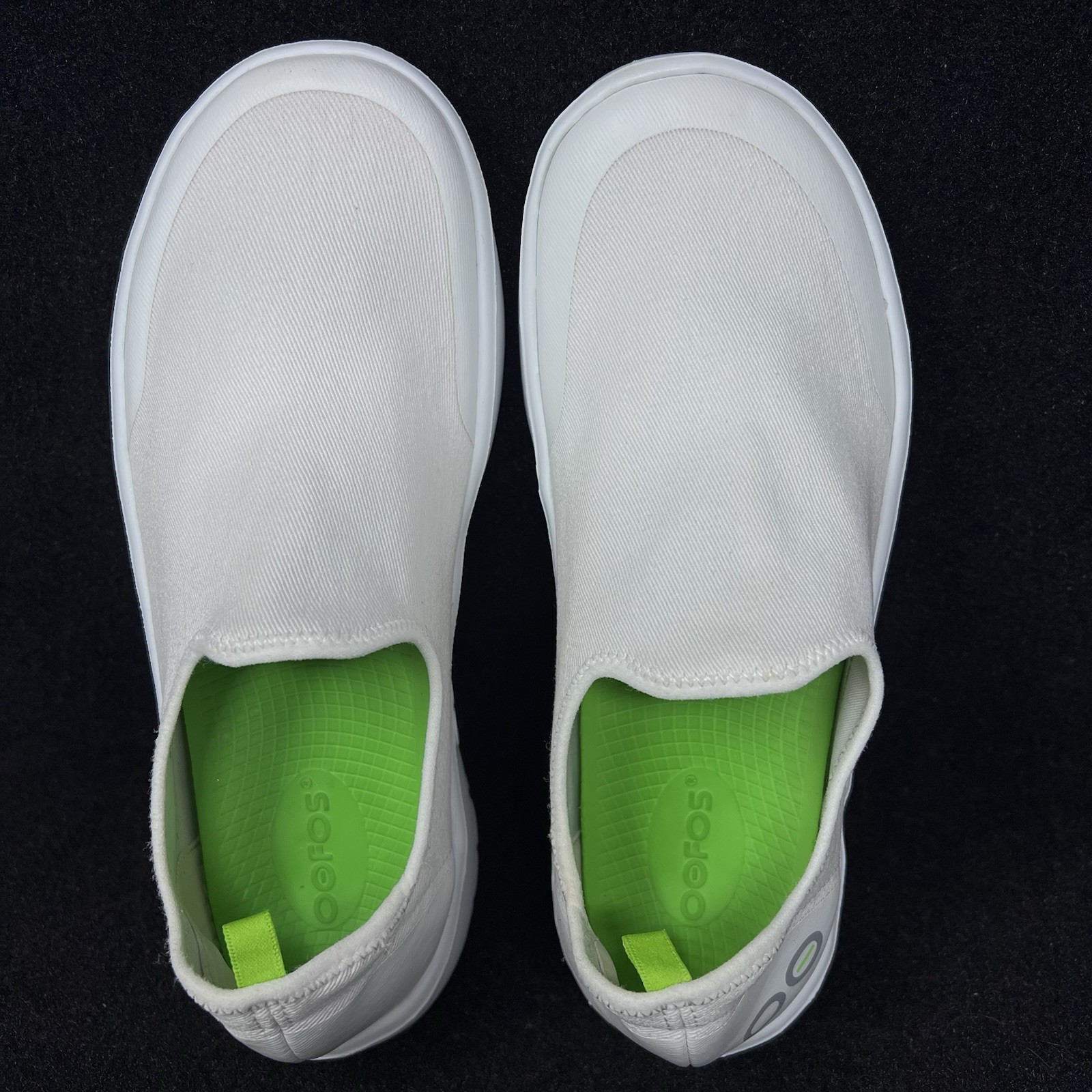 OOFOS OOmg eeZee Women’s Size 8.5 All White Casual Recovery Slip Ons.