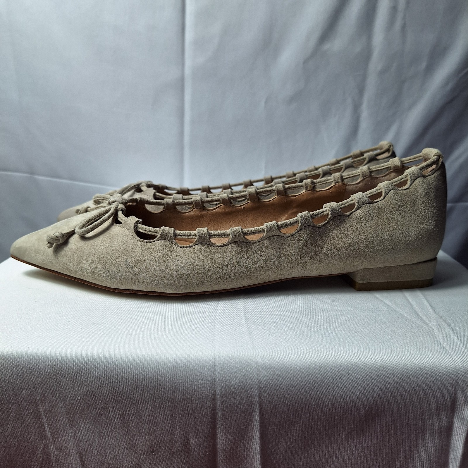 TAHARI «Elon» Suede Ballet Flat Sz 8M Taupe Scalloped Edge Front Bow Pointed Toe