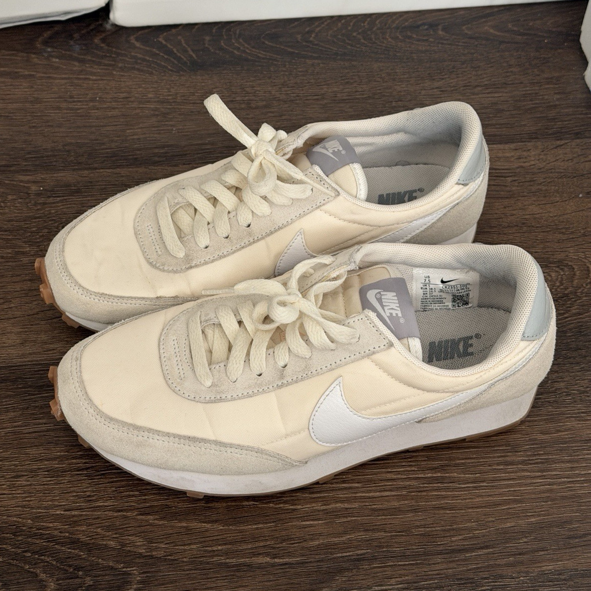 Nike Men’s Low Top Lace-Up Athletic Sneakers White/Cream/Gray Rubber Sole