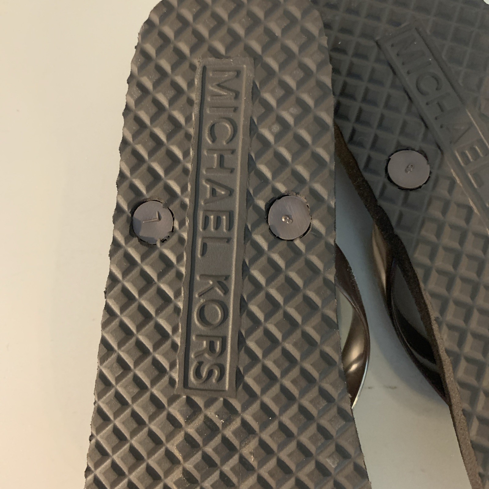 New MICHAEL KORS Women’s 9 Brown / Gold Metal MK Charm Logo Flip Flops MSRP $75