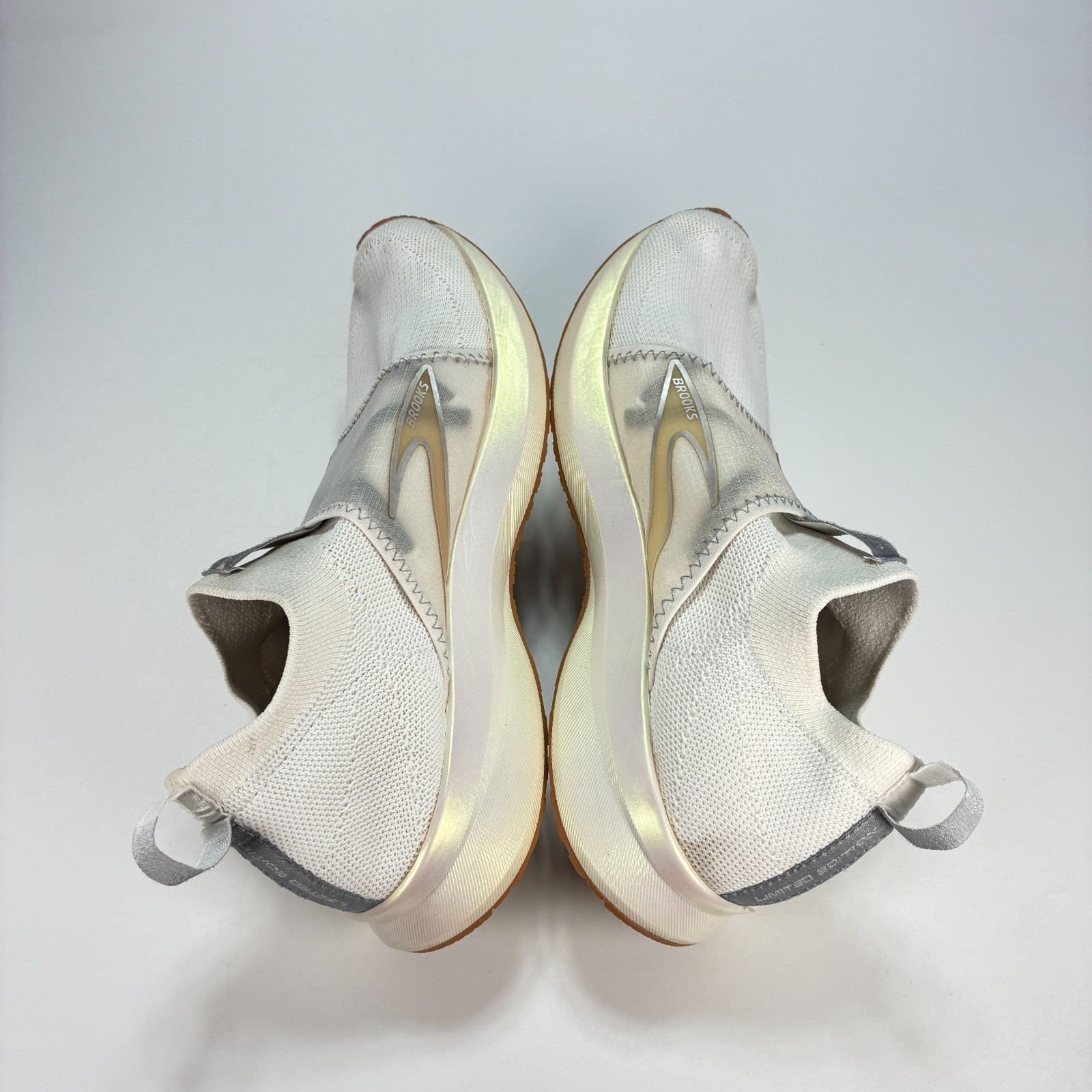Brooks Levitate 4 LE White Silver Road Running Shoes 1203471B132 Womens Size 9.5