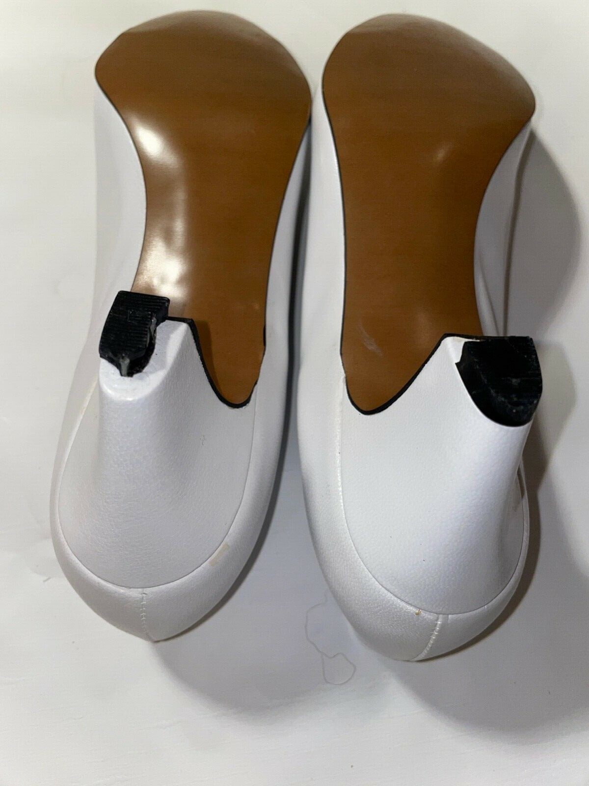 CALIFORNIA MAGDESIANS WHITE LEATHER and BROWN PUMPS GOLD STUDDED HEELS 8.5 N