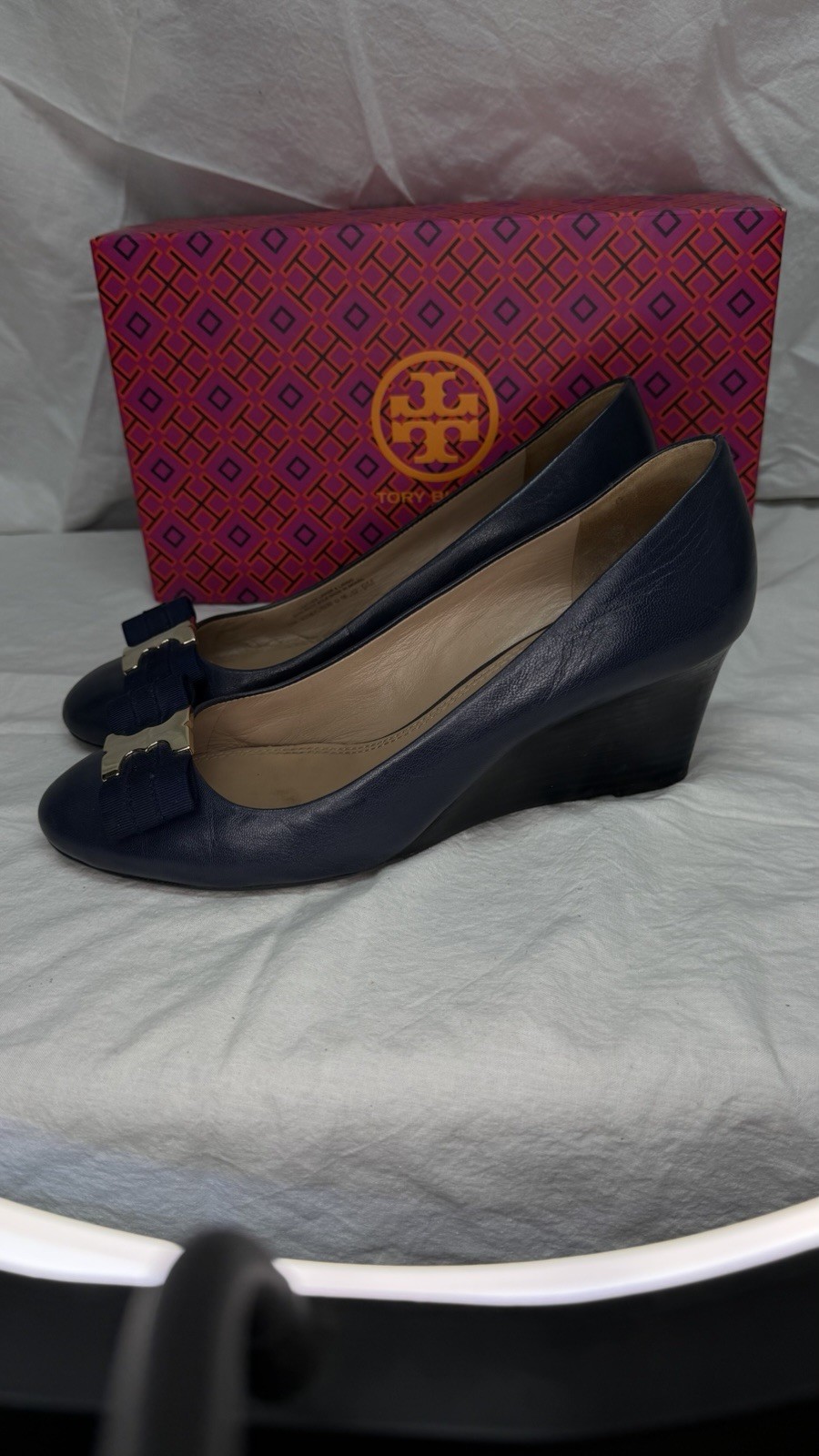 Tory Burch Women’s Navy Blue Leather Wedge Pumps Bow Logo Shoes Size 8.5