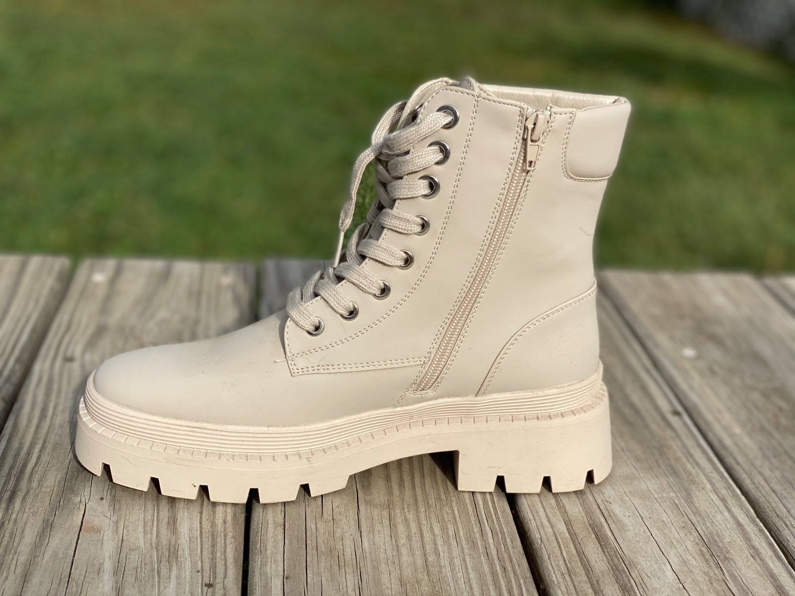 JUSTFAB Women’s Cream Tevos Combat Boots Size 8.5