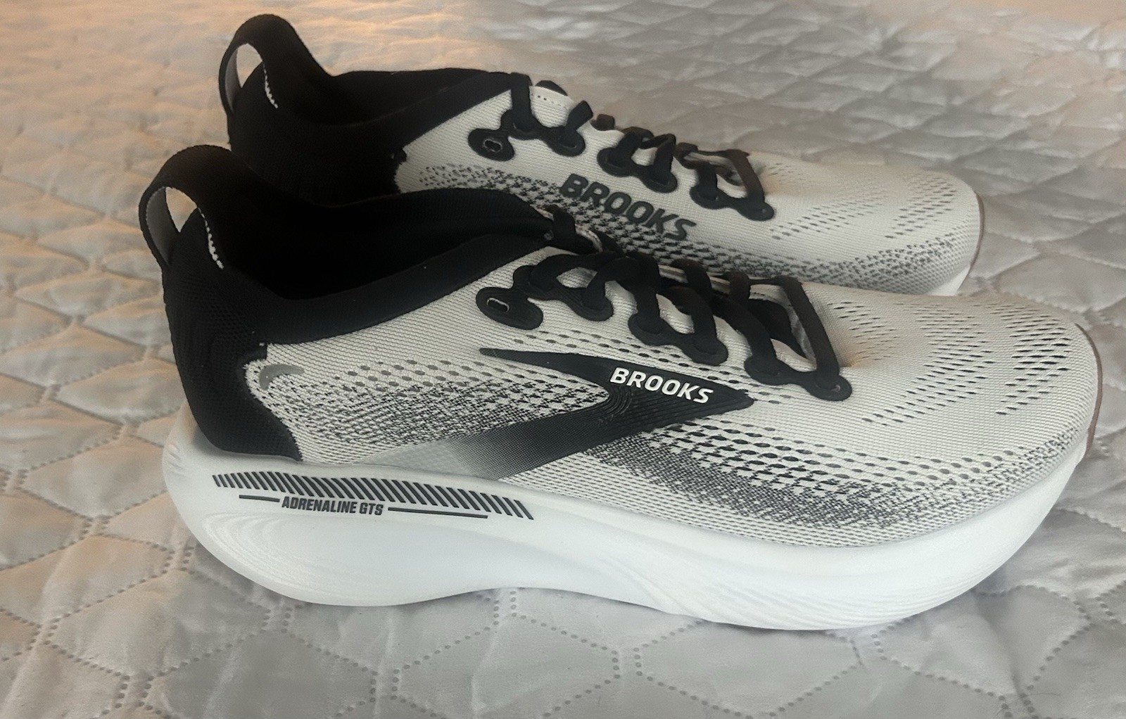 Brooks Adrenaline 25 GTS, Women’s 8.5, Medium, Black/White