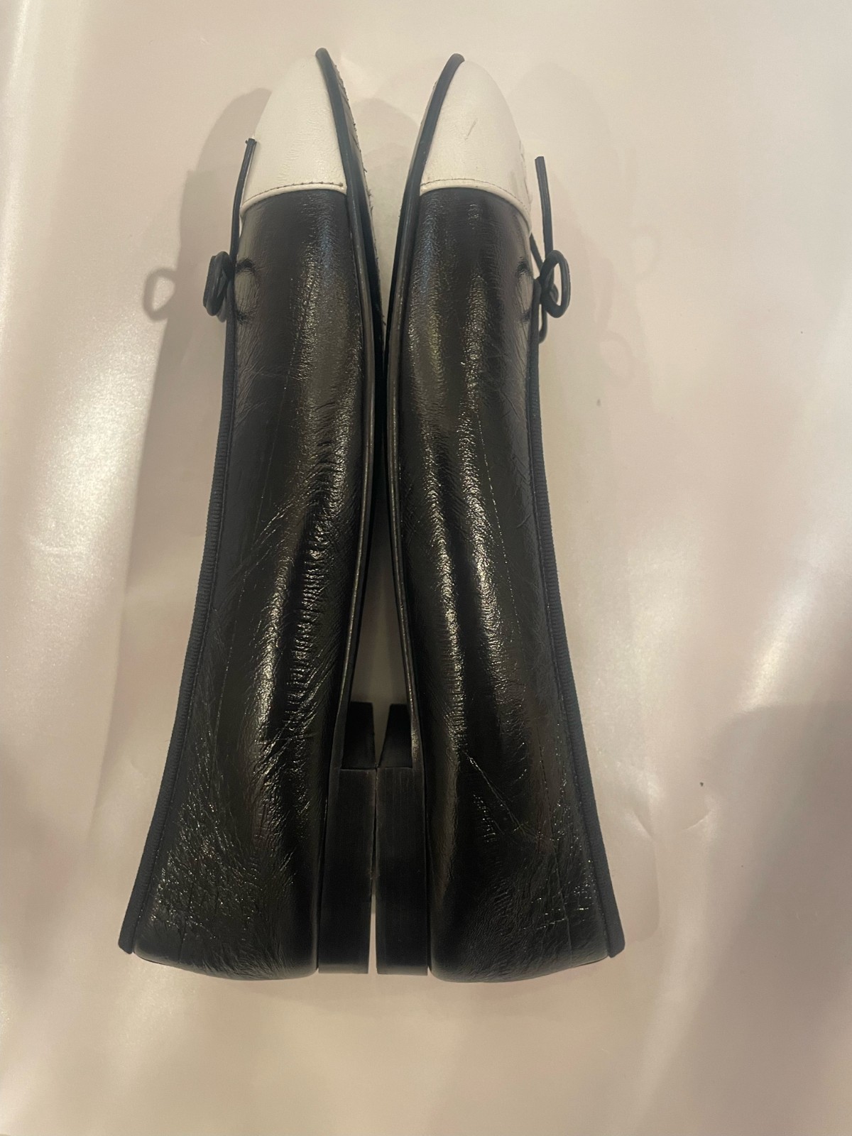 CHANEL SS26 Crumpled Shiny Lambskin Leather with White Cap Toe Ballet Flat 41.5