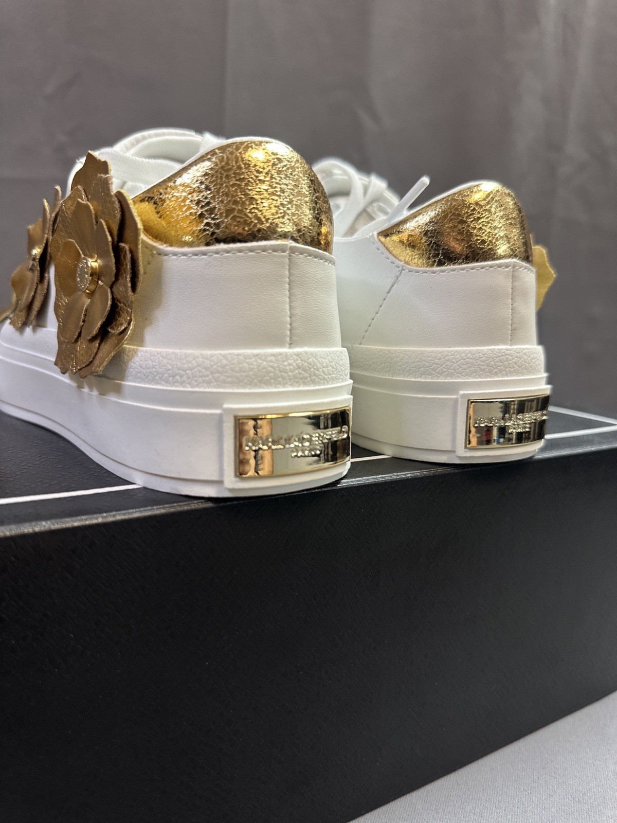 New Karl Lagerfeld Paris Women’s Gael Flower Sneakers – Bright White/Gold – US 7
