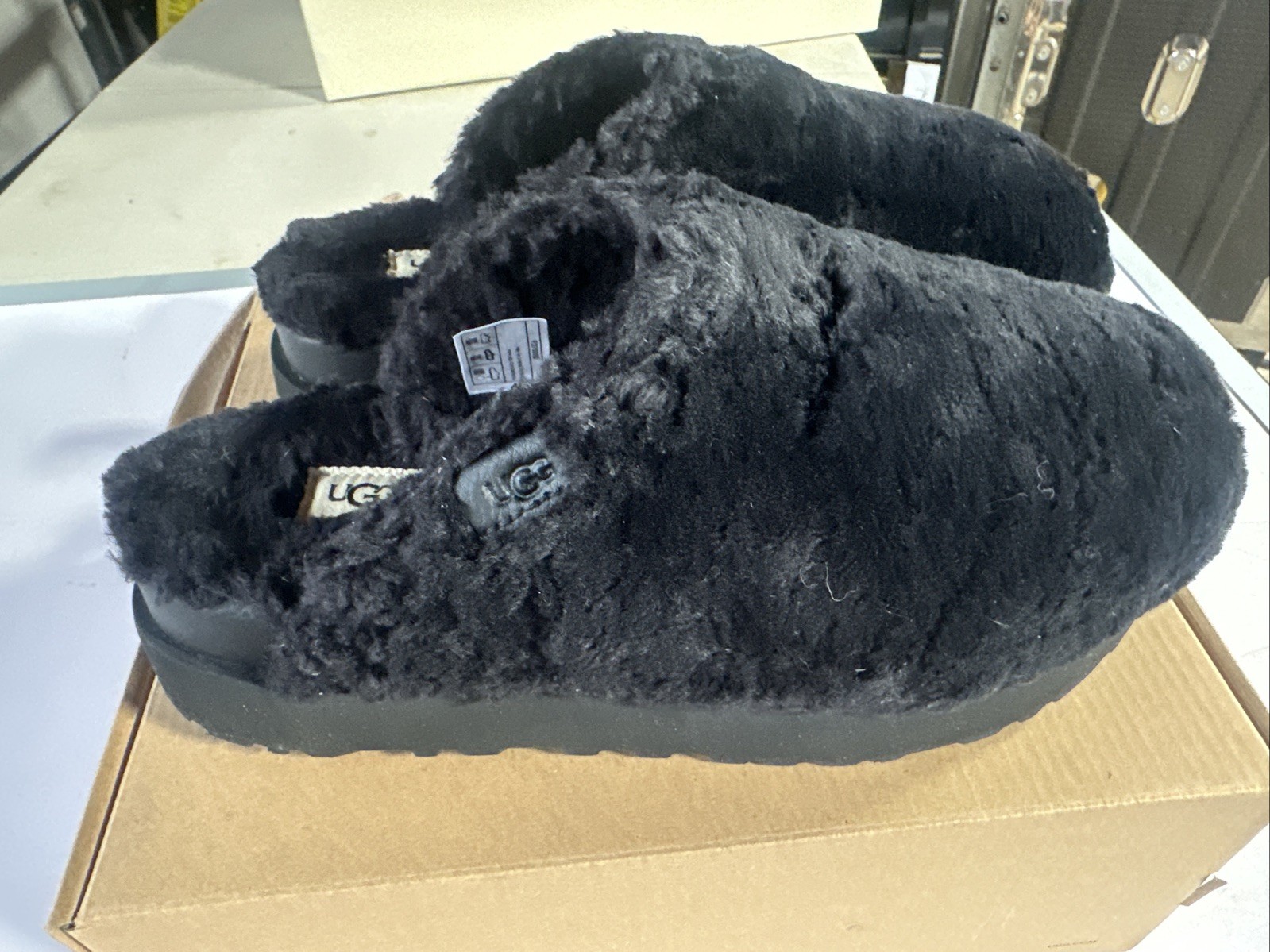 Ugg’s Fuzz Sugar Slides Size9 New With Box. Black
