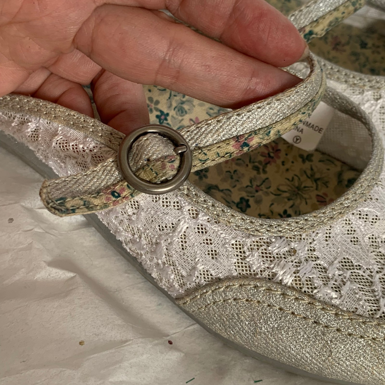 Mudd Vintage Y2K Mary Jane Ballet Flat Mules Silver White Lace Floral – Sz 7.5