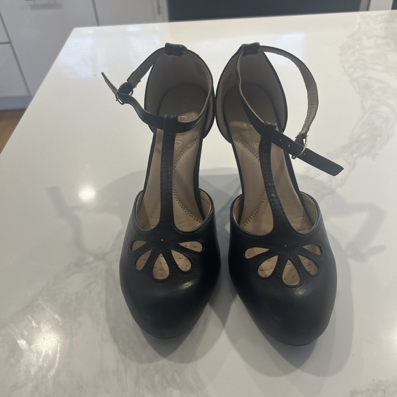 Chase & Chloe New Kimmy-36 Women’s Teardrop Cut Out T-Strap Mid Heel Dress Pumps