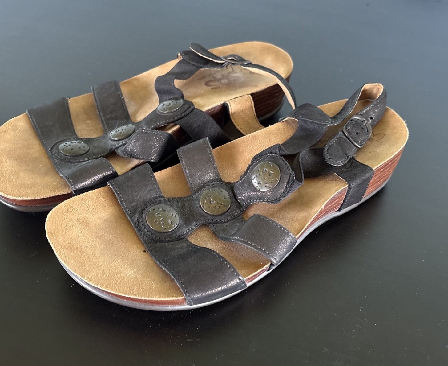SAS Clover T-Strap Sandal Space Nero Black Metallic Metal Accent Womens SZ 8 M