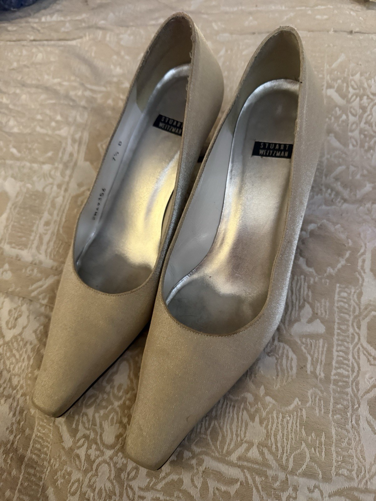 Stuart Weitzman Women’s Ivory Silk Pointed Toe Kitten Heel Pumps 7.5 B
