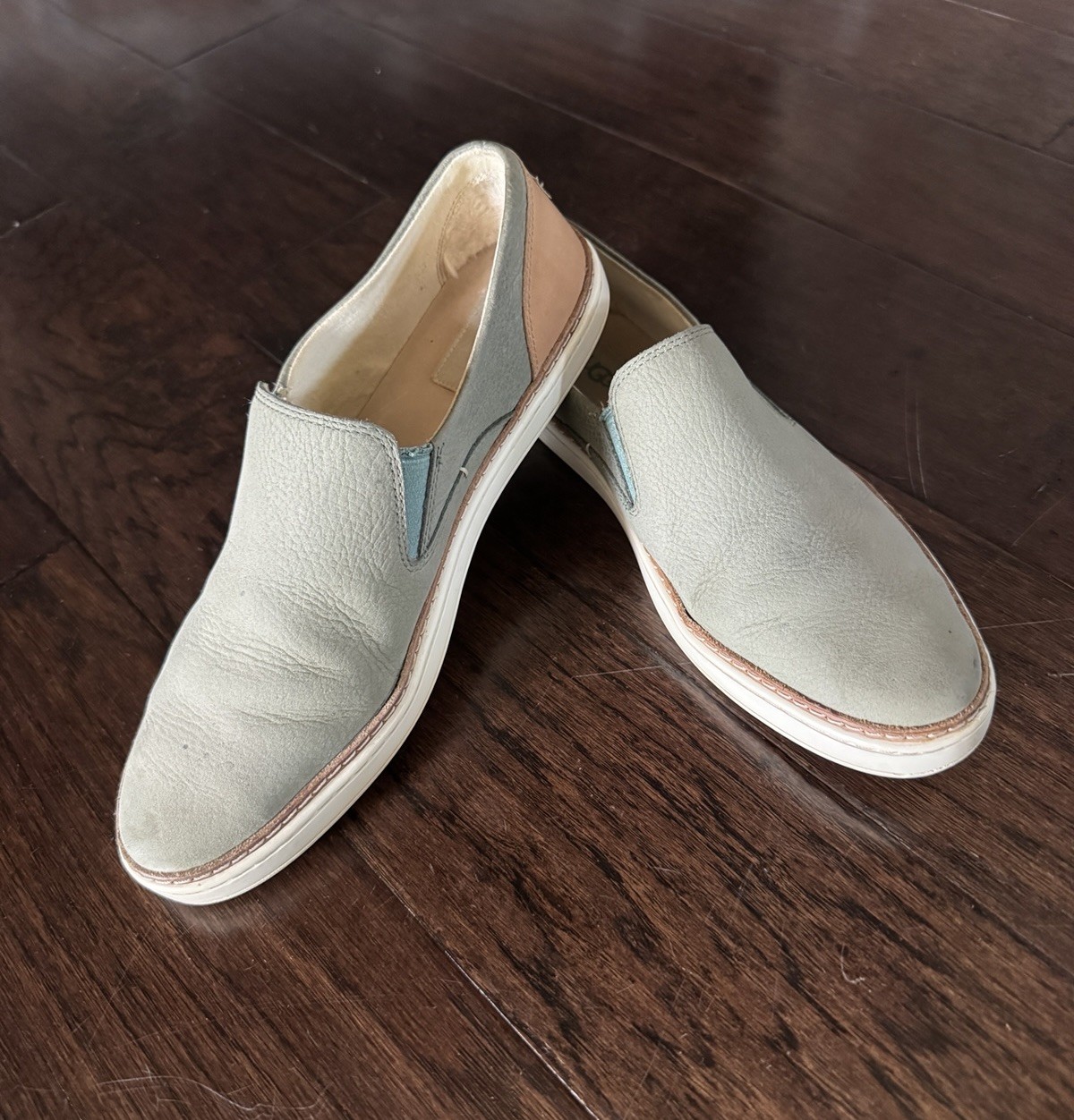 UGG Men’s 10 Gray/Tan Leather Slip-On Casual Loafers Round Toe Logo