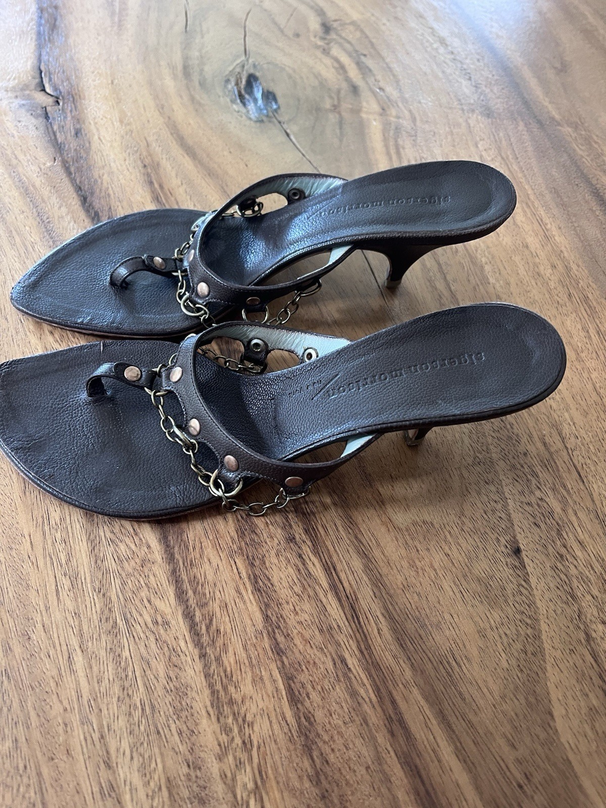 Singerson Morrison brown leather front strap w/metal chain covered kitten heel 7