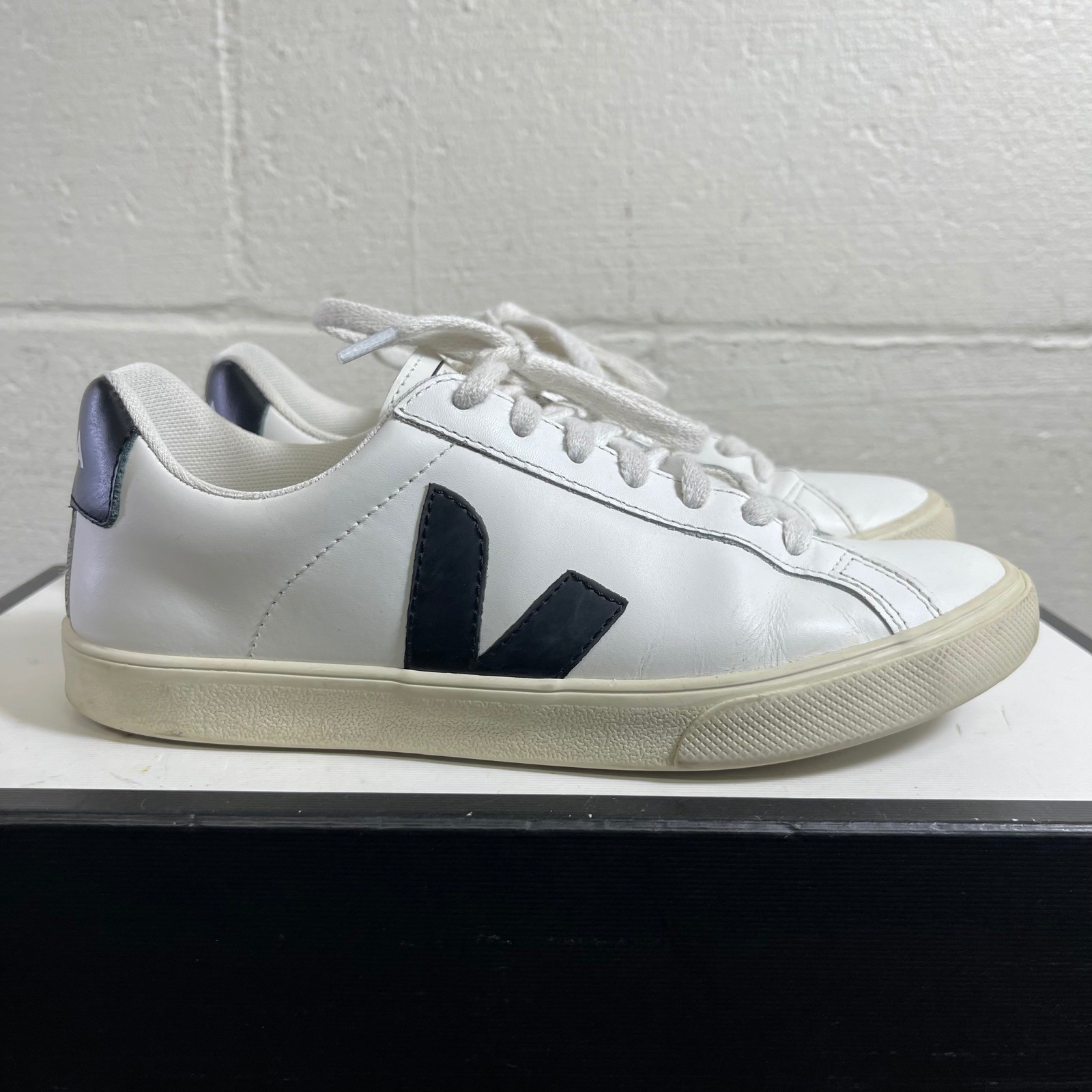 Veja Esplar Low White Black Leather Sneakers Lace up Women’s Size 6 US/4 UK