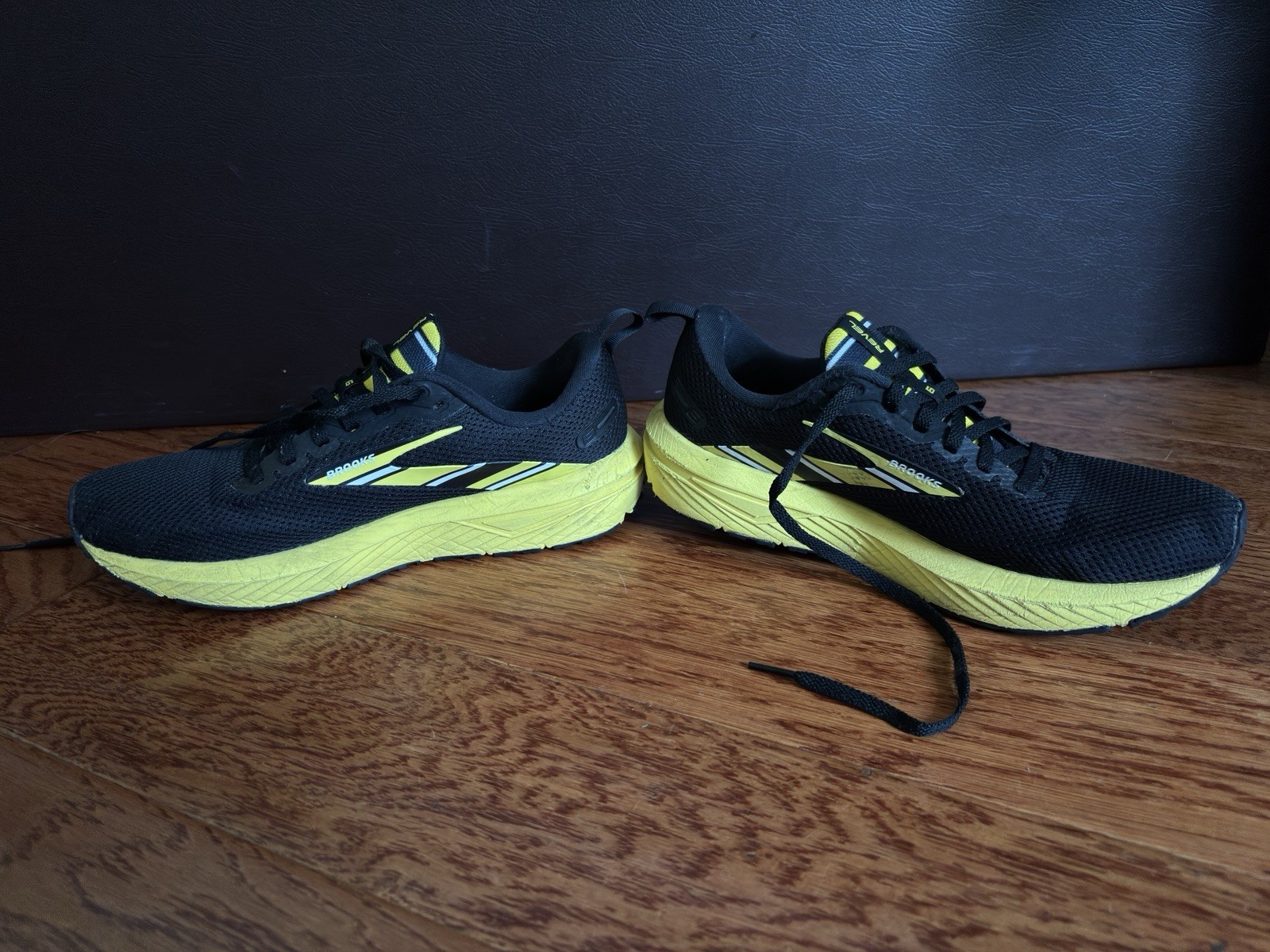 Brooks Revel 6 Women’s Size 8.5 Black Yellow Pittsburg Running Shoes