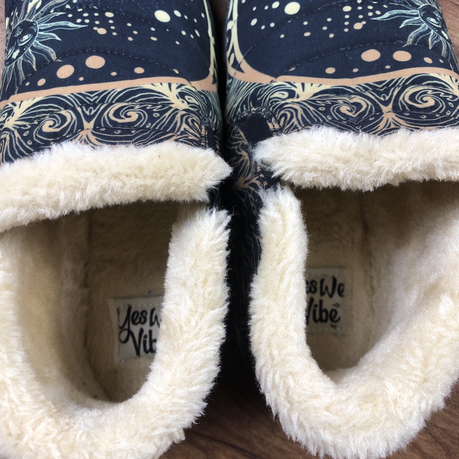 Yes We Vibe Women Sz 7.5 M Multicolor Celestial Faux Fur Lined Shoes