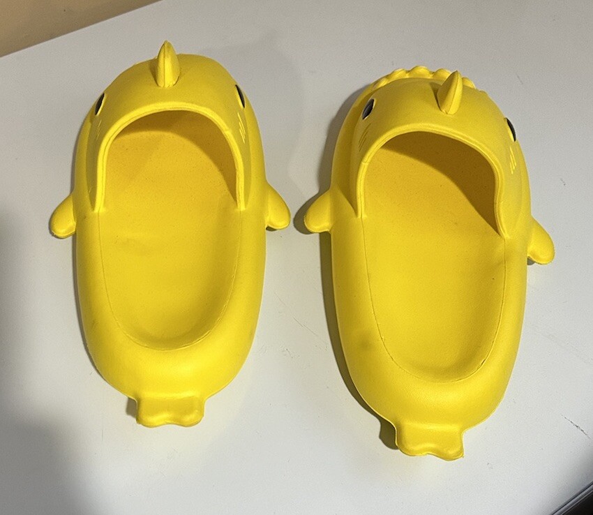 Shark Slippers Sandals Flip-Flops * YELLOW *US 9-1/2 ( 42/ 43 ) Unisex *NEW