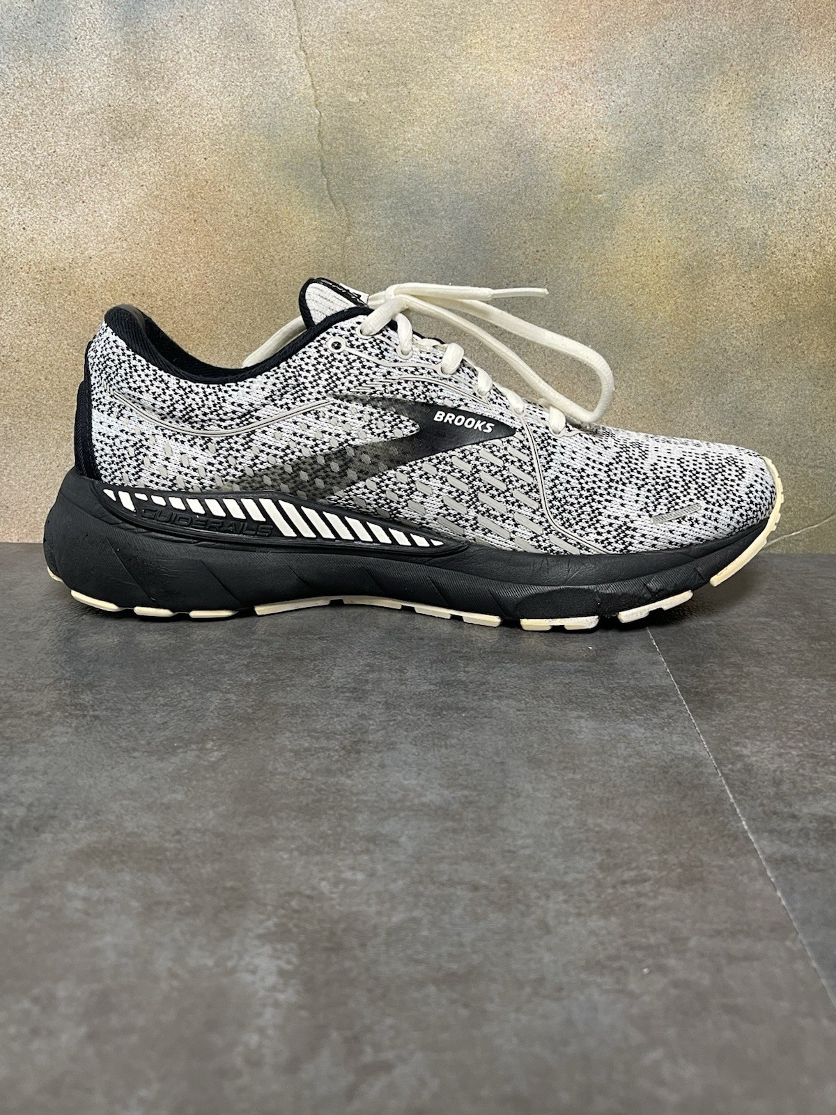 Brooks Adrenaline GTS 21 Women’s White & Black Sneakers 1203291B135 Size 8B