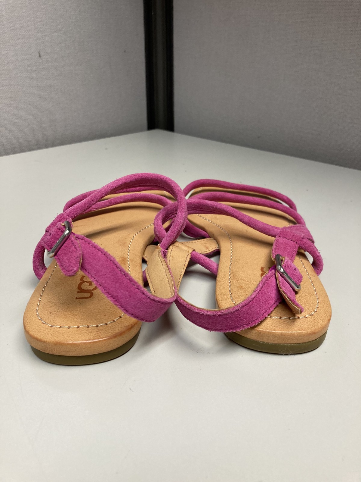 UGG Women’s Fuschia Suede Thin Strap Sandal Size 7