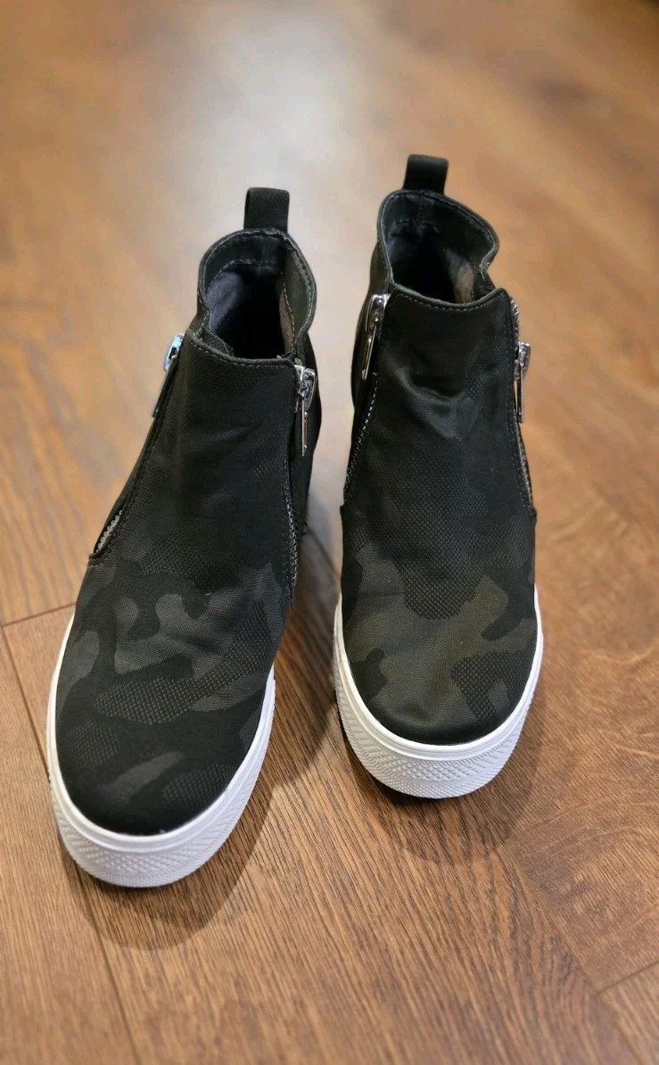 Steve Madden Hidden Wedge Side Zip Camo High Top Sneakers Women’s Size 9M Black