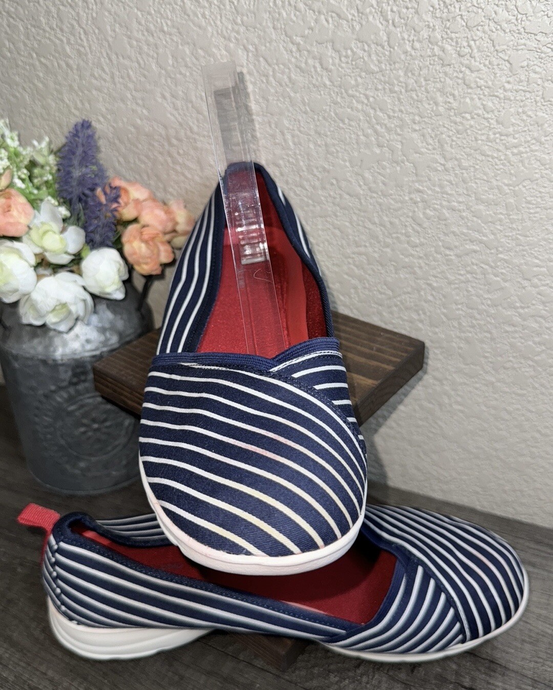 Land’s End Woman’s Deep Sea Navy Blue Stripe Lightweight Gatas Slip On Size 9.5D