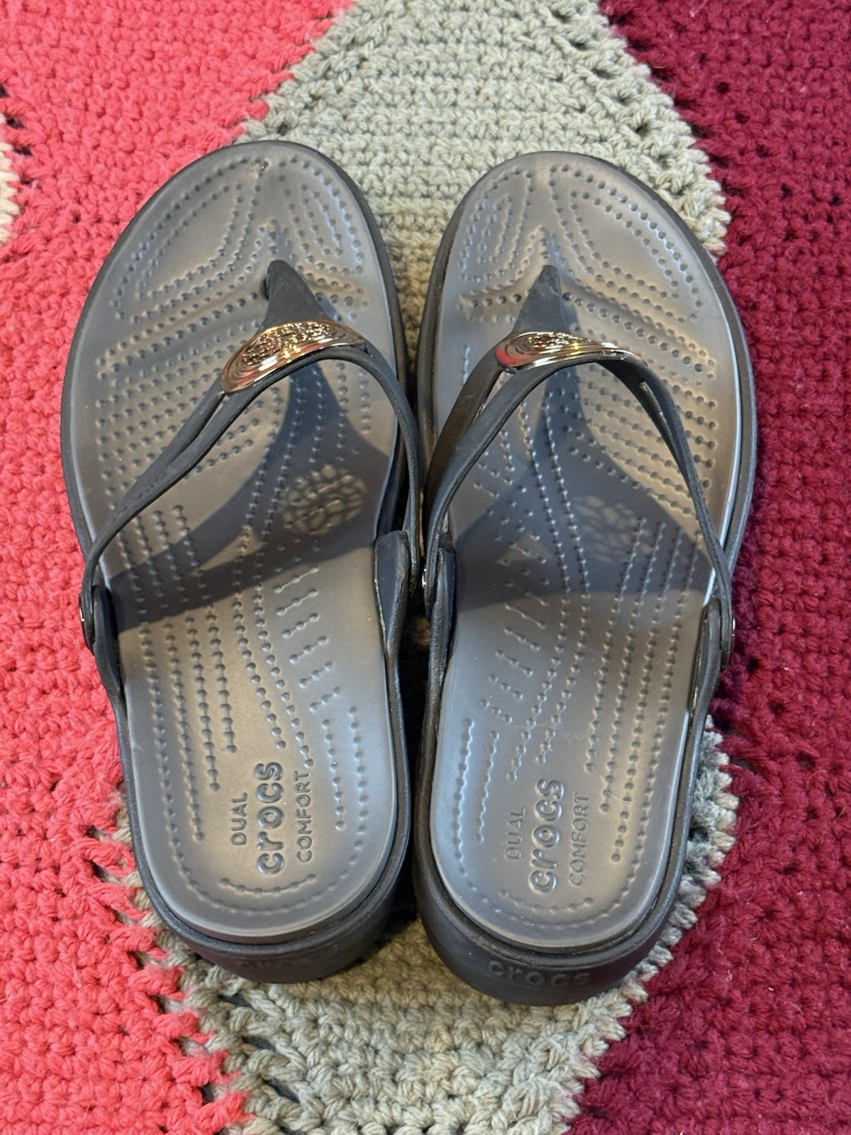 Crocs Sanrah Flip Flop Wedge Sandal Womens Black Size 9 Gold Circle Medallion