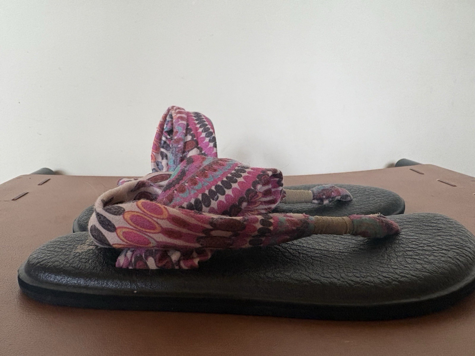 Sanuk Women’s Geometric Fabric Flip Flop Yoga Sandals Slip-On can fit sizes 6-9