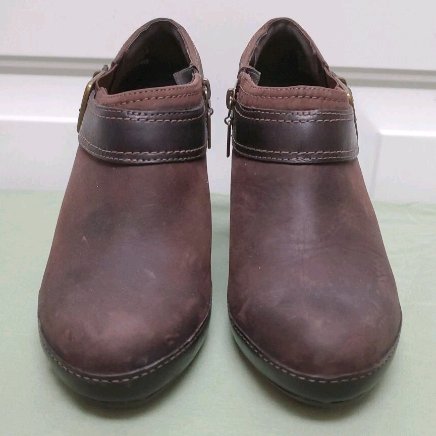 Clarks Artisan Brown Leather Ankle Bootie 8M Buckle Zip 2.75in Cuban Heel Office