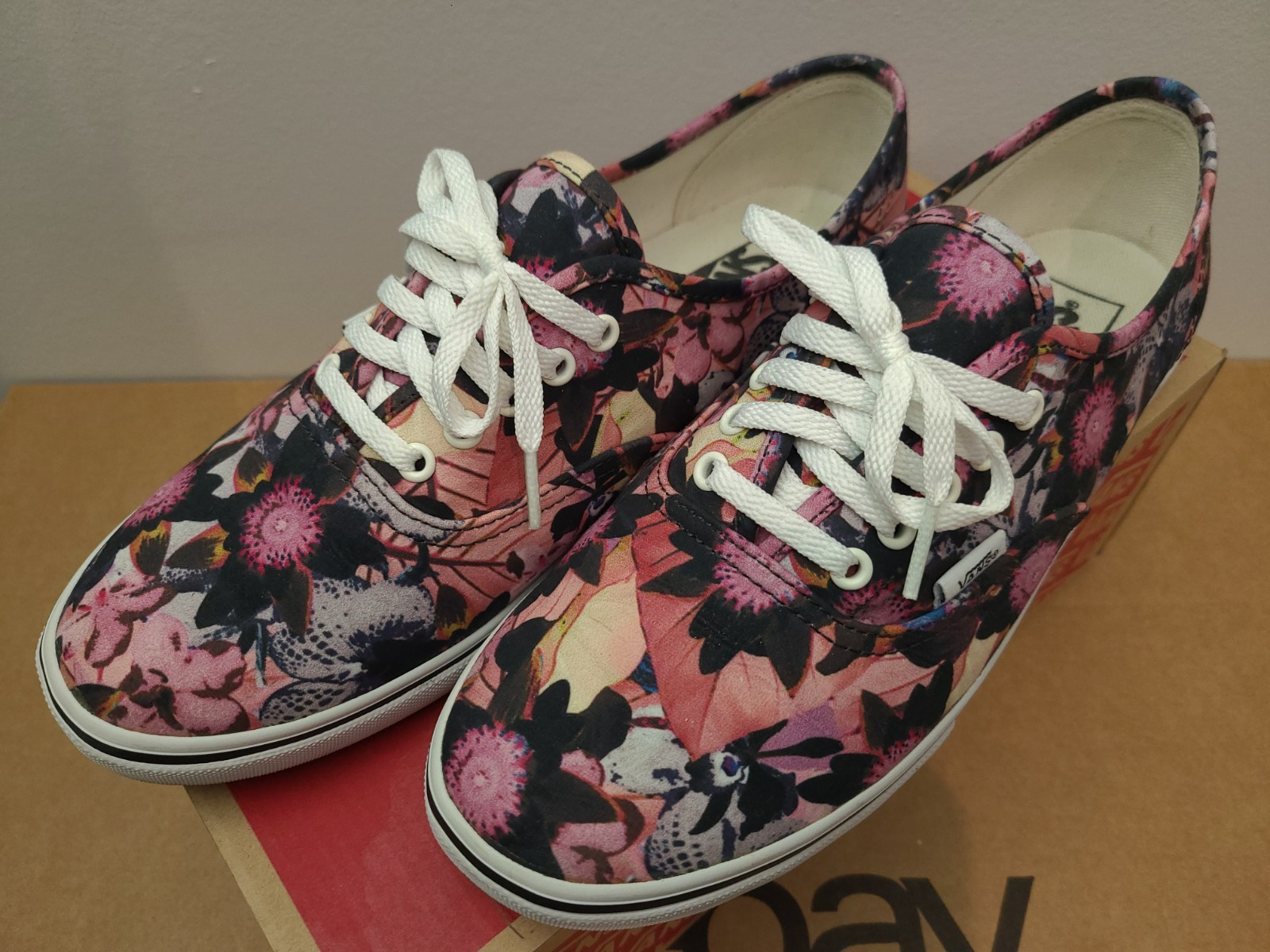 Womens Vans Authentic Lo Pro Size 9 Floral Mix/Black/Pink Sneakers Low Profile