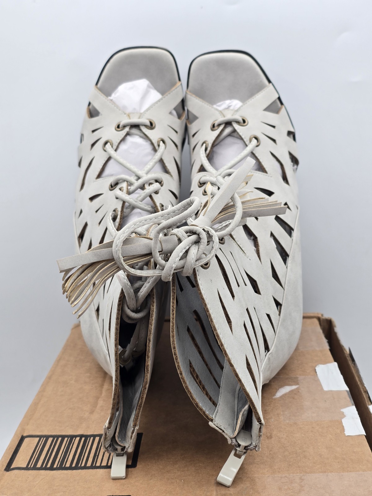 NEW 2 Lips Too Women’s Rewind Dress Sandal – Size 8.5 – Color Gray