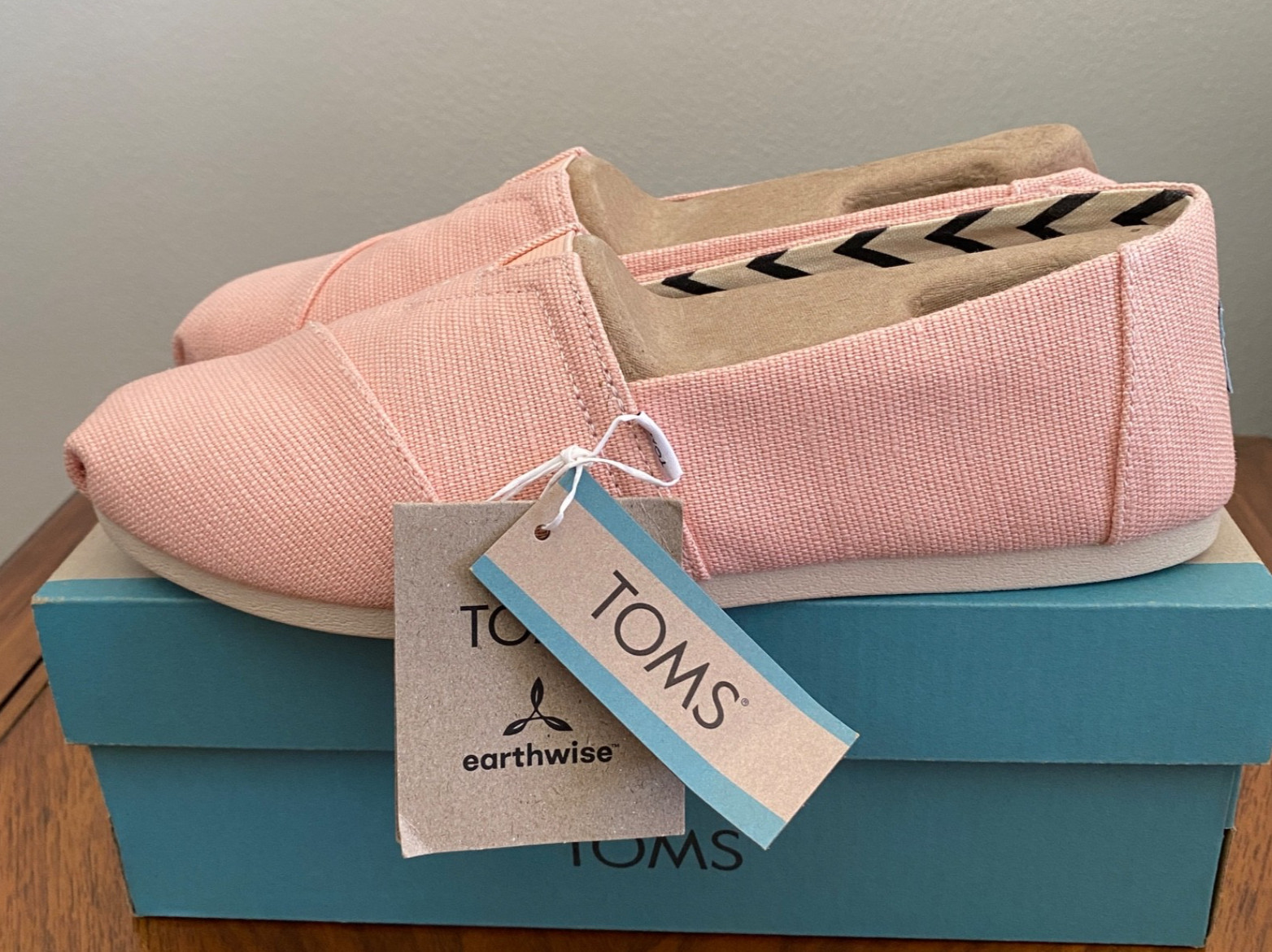 TOMS Slip On Flat Shoes Comfort Casual Travel Peach Blush Canvas Women’s 8.5