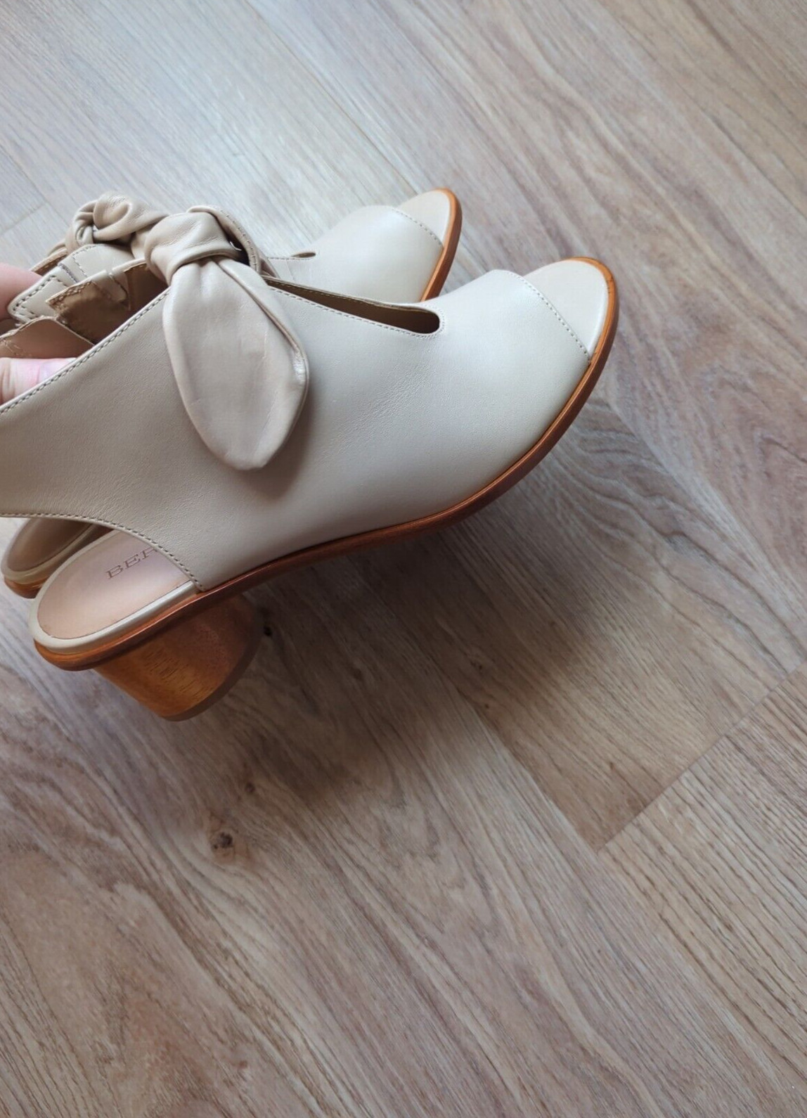 Bernardo Luna Lizzie Peep Toe Bow Sandal Womens 8 Pale Tan Beige Nude