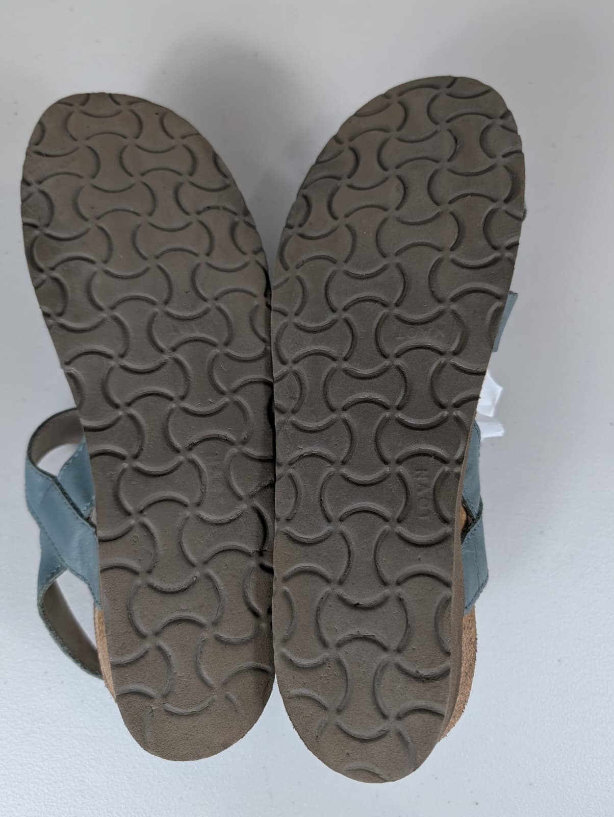Naot Women’s Kayla green leather sandals size 8