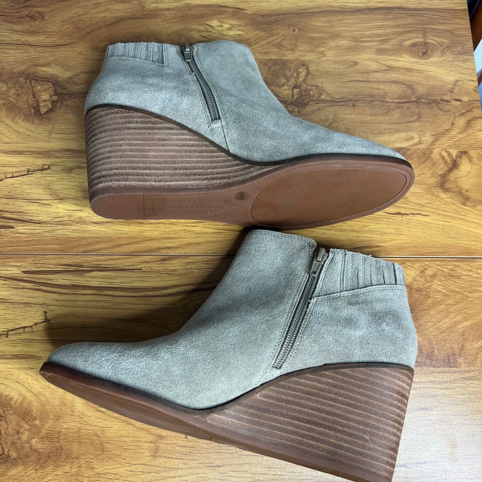 Lucky Brand Zorla Wedge Ankle Boot Size 10 Beige Suede Zip 3.25″ Heel NEW