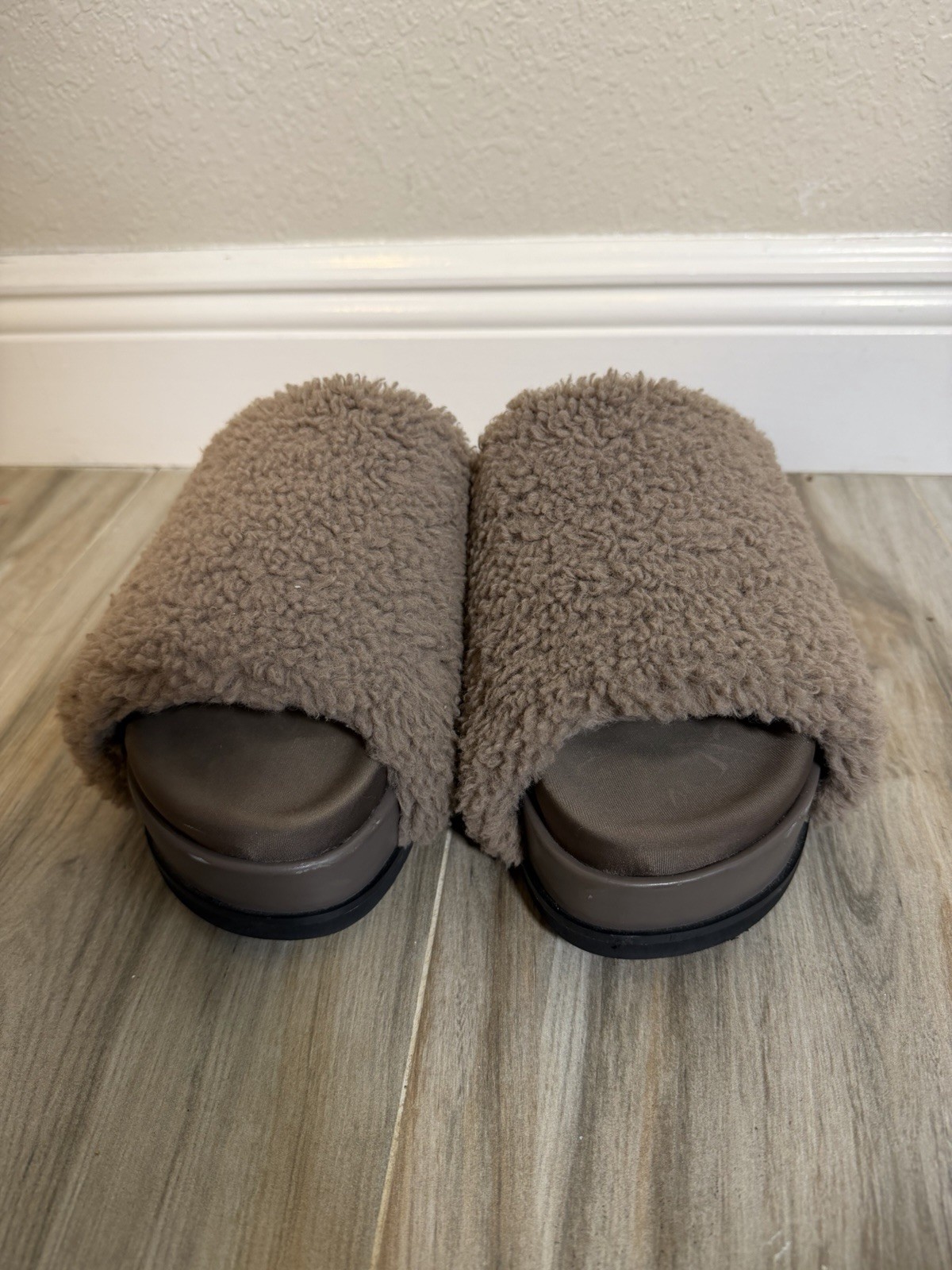ROAM Fuzzy Platform Slides Slippers Taupe Womens 10 Preppy Casual Travel Comfort