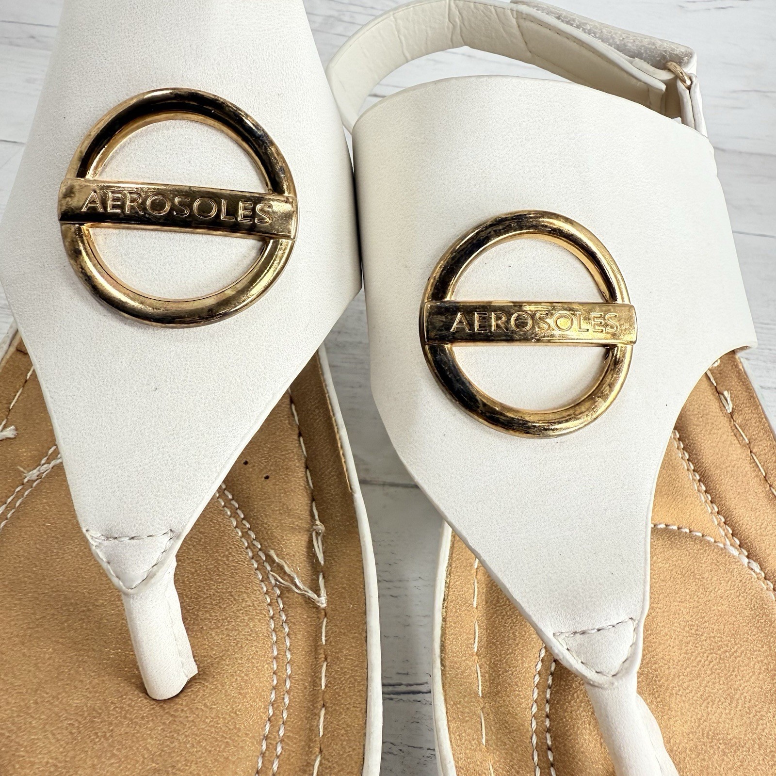 Aerosoles Amity 15L Size 10 Thong Sandals White Wedge Back Strap Wood Grain