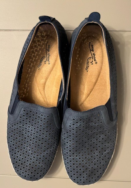 Easy Street Comfort Wave Slip Ons, size 8