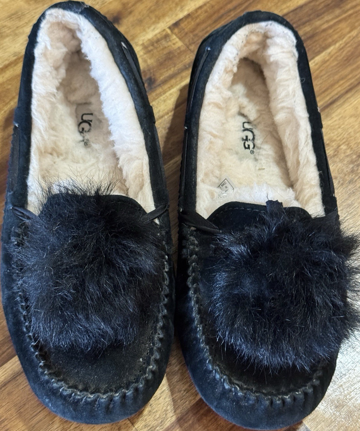 UGG Australia Women’s Dakota Pom Pom Suede Moccasin Slippers Size 6