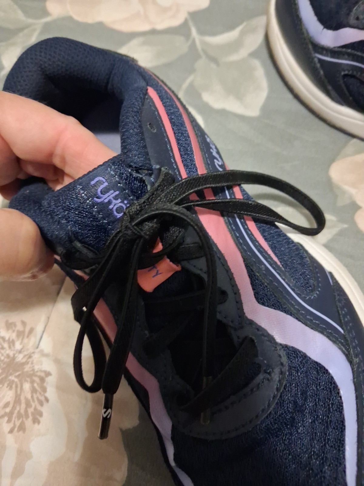 Womens RYKA Size 6W IN GOOD CONDITION Navy Blue Multicolor