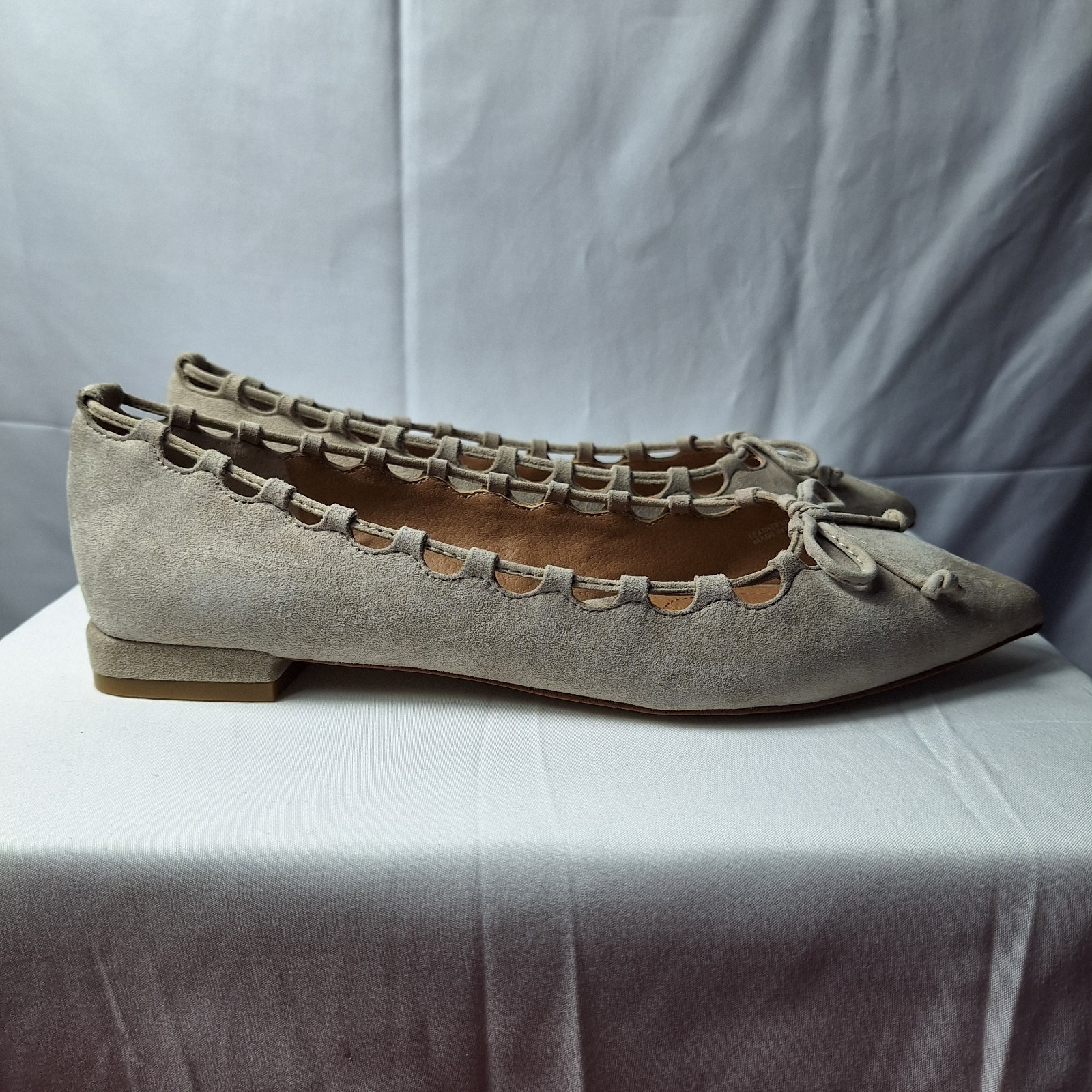 TAHARI «Elon» Suede Ballet Flat Sz 8M Taupe Scalloped Edge Front Bow Pointed Toe