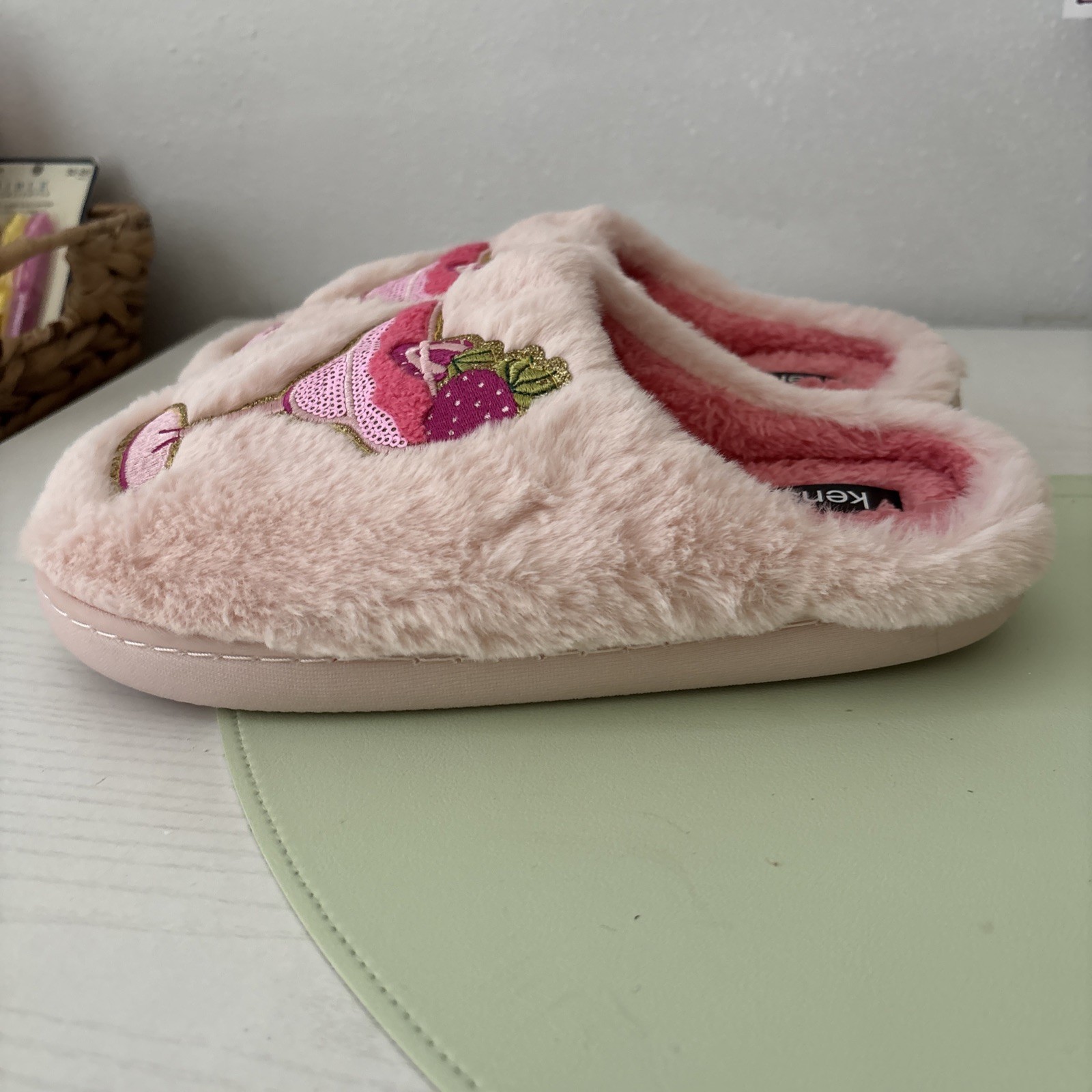 Kensie Faux Fur Pastel Pink Women’s Slippers Size (6/7)