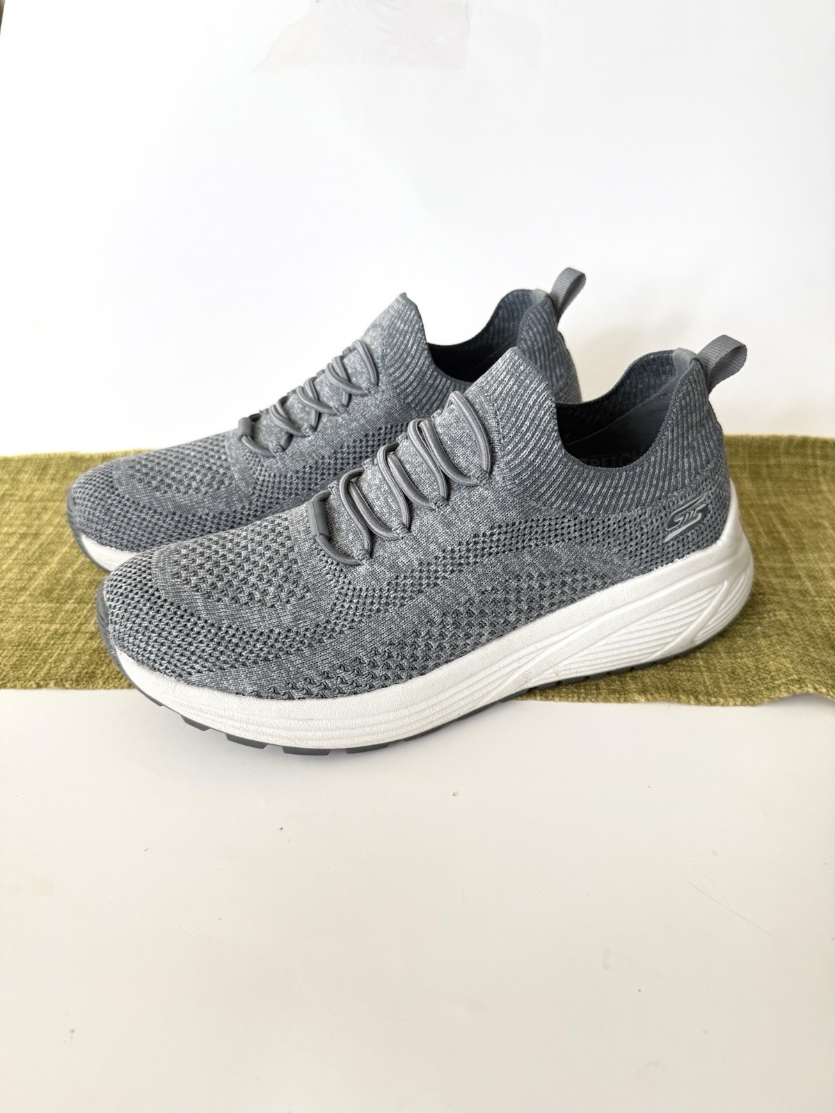 Skechers BOBS Sneakers Womens Sz 8 Grey Knit Memory Foam Casual Shoes