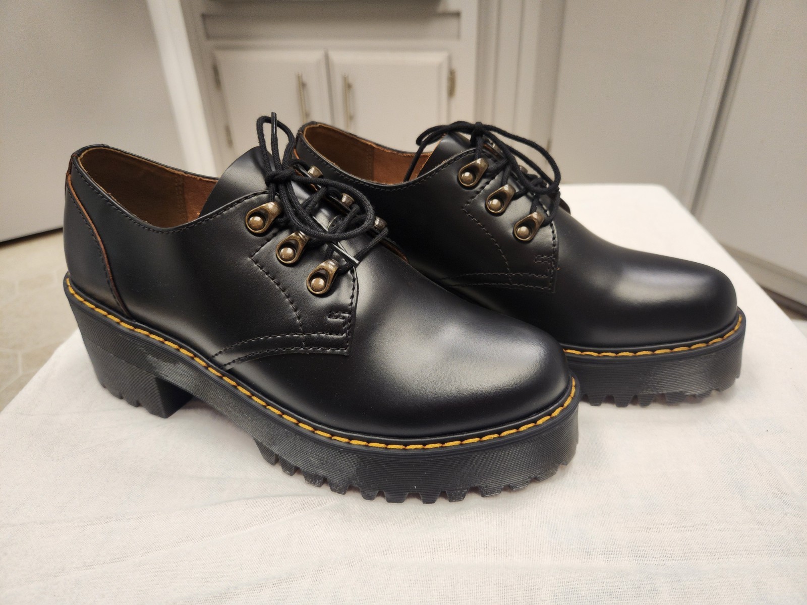 Dr. Martens Women’s Leona Lo Smooth Leather (UK7)