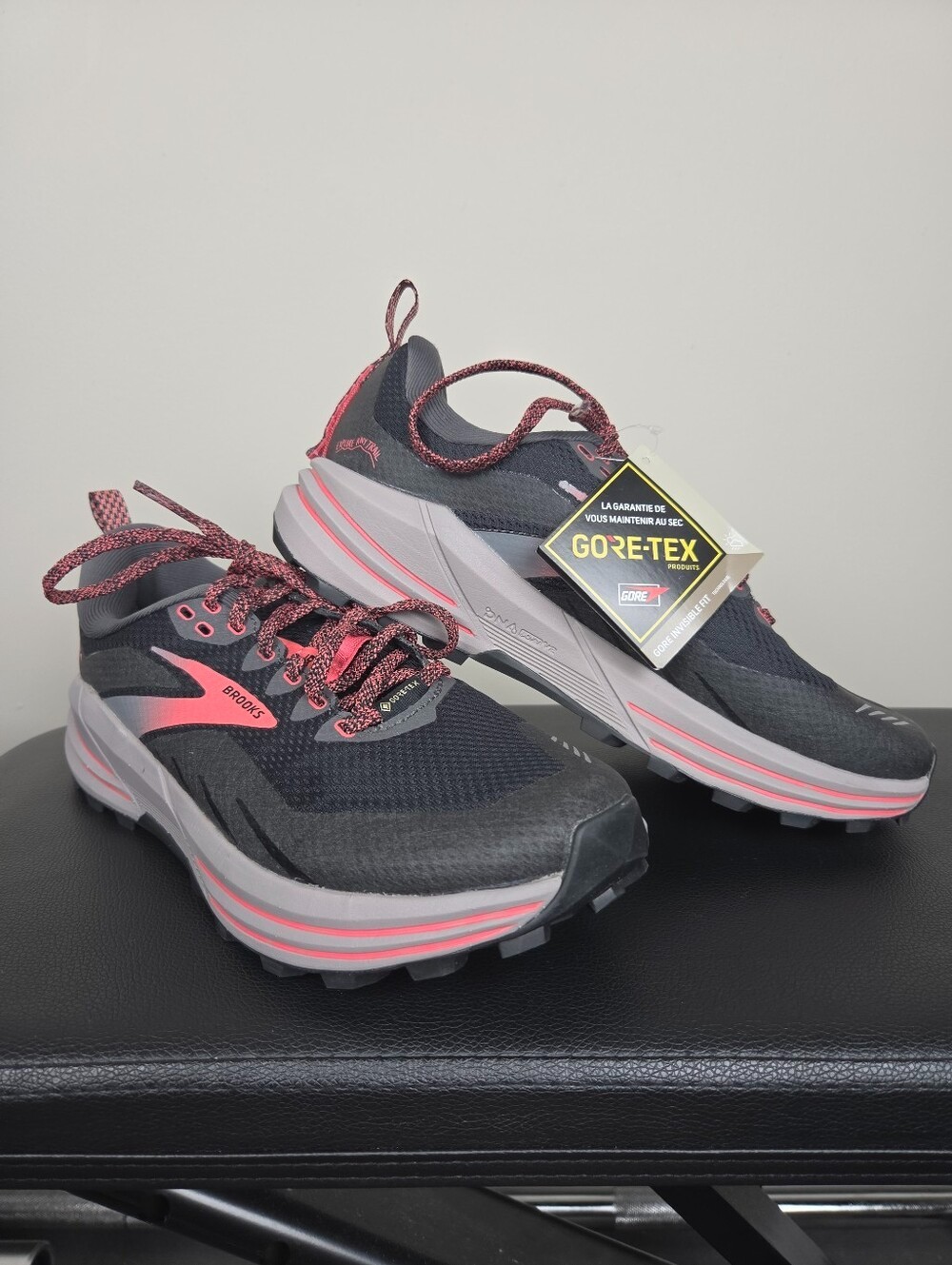 Brooks Cascadia 16 Trail Running Shoes Women’s Size 8 Black Coral Gray Sneakers